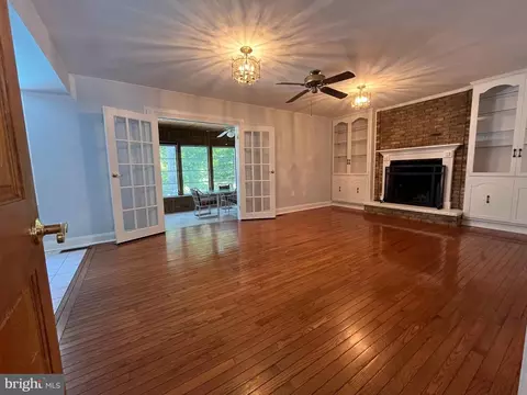 Living - 3203 Riverview Dr, Triangle, VA 22172 photo 5 of 14
