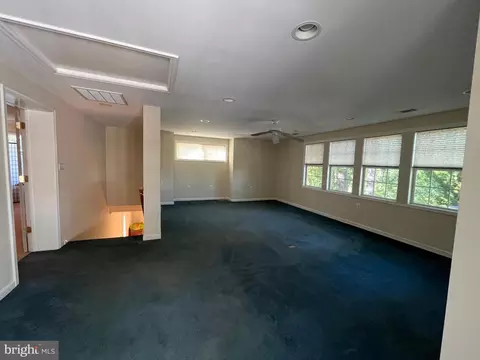 Living - 3203 Riverview Dr, Triangle, VA 22172 photo 13 of 14