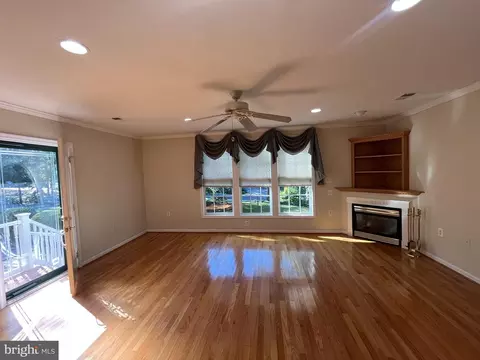 Living - 3203 Riverview Dr, Triangle, VA 22172 photo 12 of 14