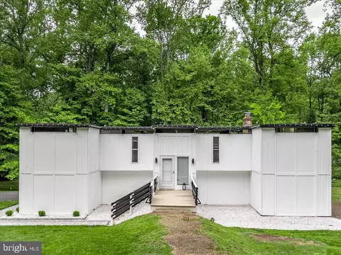 Exterior - 7200 Ridgeway Dr, Manassas, VA 20112 photo 2 of 5