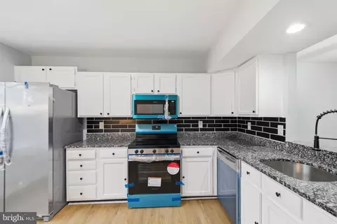 Kitchen - 2012 Darlington Loop, Woodbridge, VA 22191 photo 2 of 2