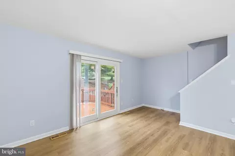 Living - 2012 Darlington Loop, Woodbridge, VA 22191 photo 5 of 7