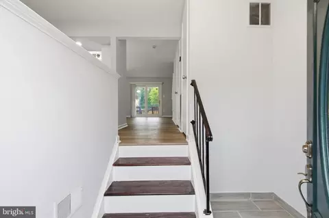 Entry Way - 2012 Darlington Loop, Woodbridge, VA 22191 photo 2 of 5