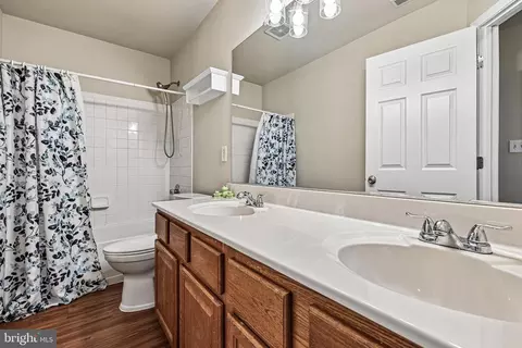 Bath - 17717 Wayside Dr, Dumfries, VA 22026 photo 5 of 6