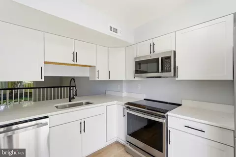 Kitchen - 3682 Masthead Trl, Triangle, VA 22172 photo 1 of 3