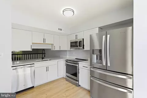 Kitchen - 3682 Masthead Trl, Triangle, VA 22172 photo 2 of 3