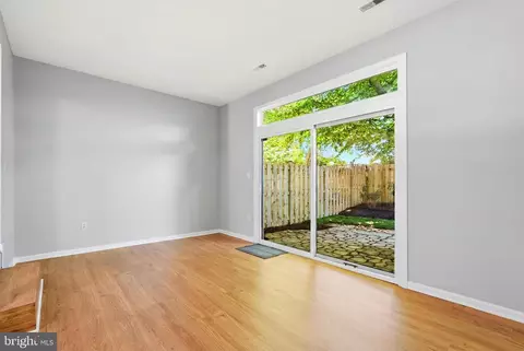 Living - 3682 Masthead Trl, Triangle, VA 22172 photo 5 of 6