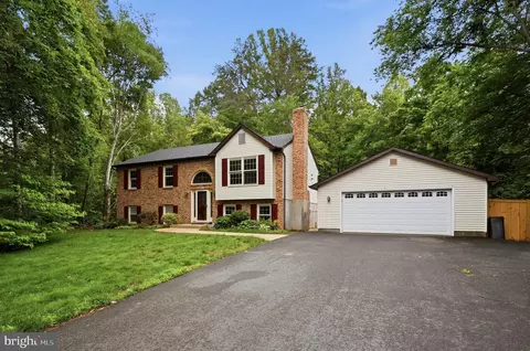 8915 Helen St, Manassas, VA 20112