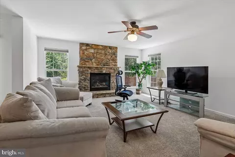 Living - 8737 Hackney Dr, Bristow, VA 20136 photo 2 of 3
