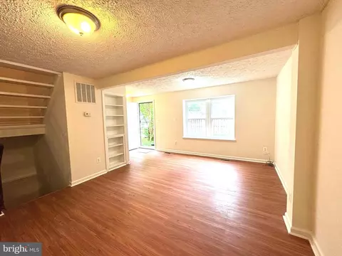 Living - 3654 Wharf Ln, Triangle, VA 22172 photo 1 of 8