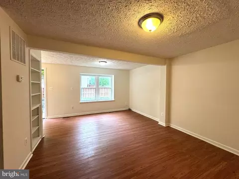 Living - 3654 Wharf Ln, Triangle, VA 22172 photo 2 of 8