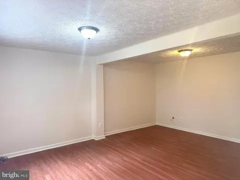 Living - 3654 Wharf Ln, Triangle, VA 22172 photo 4 of 8