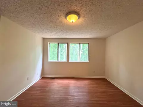 Living - 3654 Wharf Ln, Triangle, VA 22172 photo 3 of 8