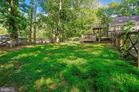 Exterior - 18418 Woodland Dr, Triangle, VA 22172 photo 8 of 10