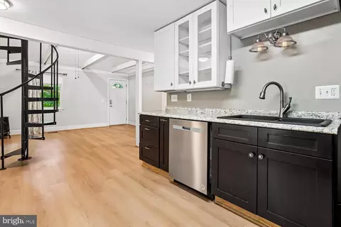 Entry Way - 18418 Woodland Dr, Triangle, VA 22172 photo 2 of 4