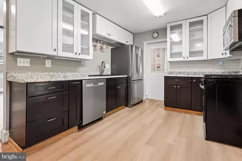 Kitchen - 18418 Woodland Dr, Triangle, VA 22172 photo 1 of 2