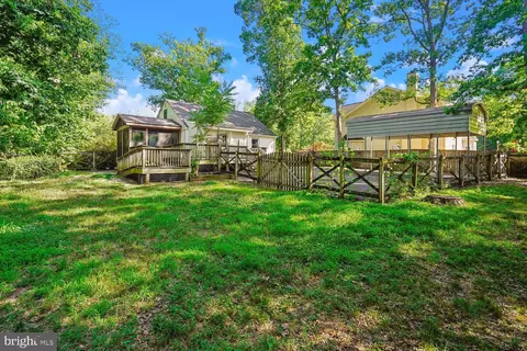 Exterior - 18418 Woodland Dr, Triangle, VA 22172 photo 7 of 10