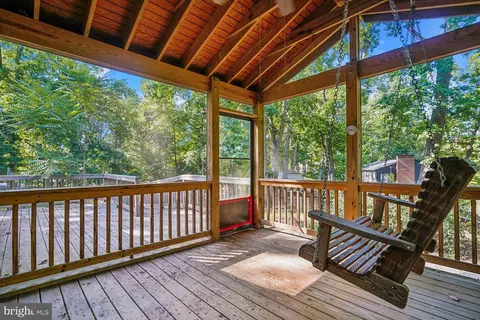 Exterior - 18418 Woodland Dr, Triangle, VA 22172 photo 4 of 10
