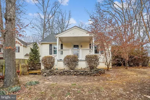 18418 Woodland Dr, Triangle, VA 22172