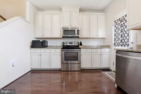 Entry Way - 8333 Scotland Loop, Manassas, VA 20109 photo 2 of 2