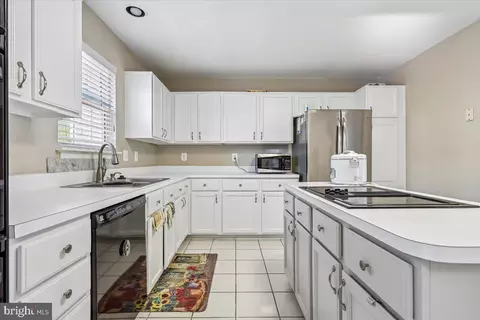 Kitchen - 9077 Slate Stone Loop, Bristow, VA 20136 photo 2 of 4