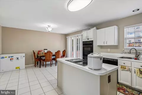 Kitchen - 9077 Slate Stone Loop, Bristow, VA 20136 photo 3 of 4
