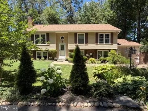 16208 Cypress Ct, Montclair, VA 22025