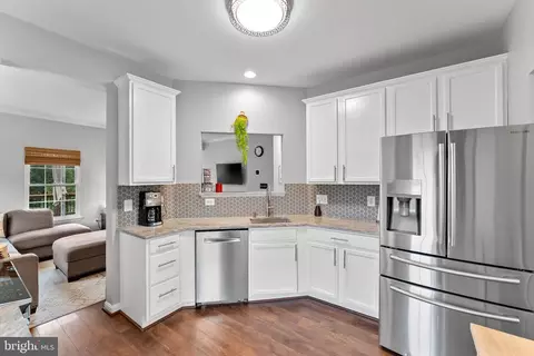 Kitchen - 8806 Dunstable Loop, Bristow, VA 20136 photo 3 of 5