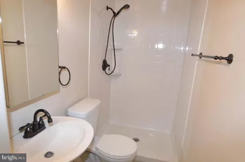 Bath - 9843 Nimitz Ct, Manassas, VA 20109 photo 1 of 3