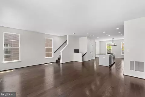 Living - 8192 Broad Pl, Manassas, VA 20110 photo 2 of 4