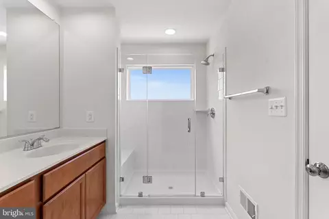 Bath - 8192 Broad Pl, Manassas, VA 20110 photo 3 of 4