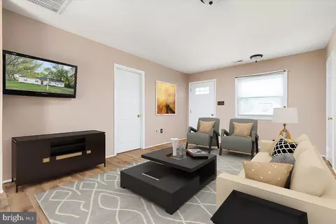 Living - 7905 Lomond Ct, Manassas, VA 20109 photo 2 of 2