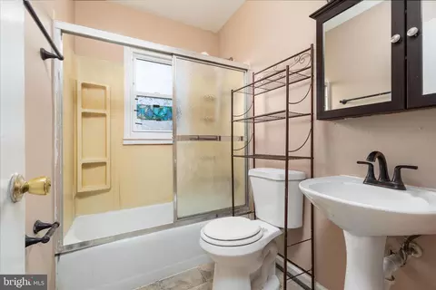 Bath - 7905 Lomond Ct, Manassas, VA 20109 photo 2 of 2