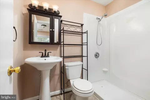 Bath - 7905 Lomond Ct, Manassas, VA 20109 photo 1 of 2