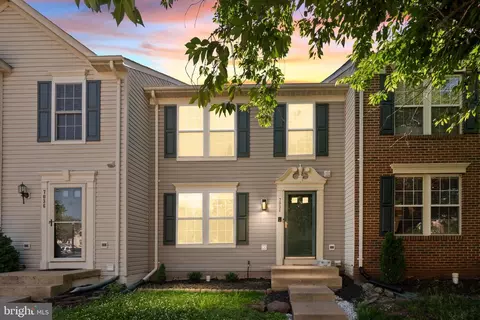 7034 Rogue Forest Ln, Gainesville, VA 20155