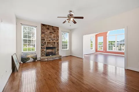 Living - 3311 Mccorkle Ct, Triangle, VA 22172 photo 3 of 12