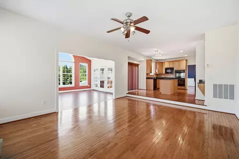 Living - 3311 Mccorkle Ct, Triangle, VA 22172 photo 6 of 12