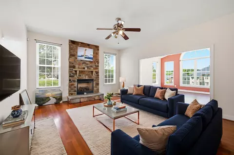 Living - 3311 Mccorkle Ct, Triangle, VA 22172 photo 4 of 12