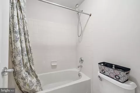 Bath - 18620 Kerill Rd, Triangle, VA 22172 photo 8 of 9