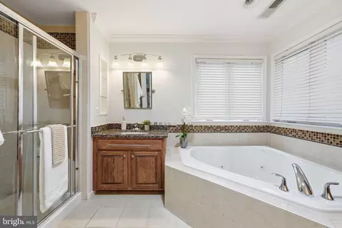 Bath - 18620 Kerill Rd, Triangle, VA 22172 photo 6 of 9