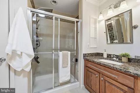 Bath - 18620 Kerill Rd, Triangle, VA 22172 photo 5 of 9