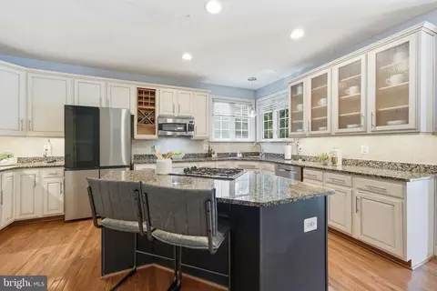 Kitchen - 18620 Kerill Rd, Triangle, VA 22172 photo 2 of 6