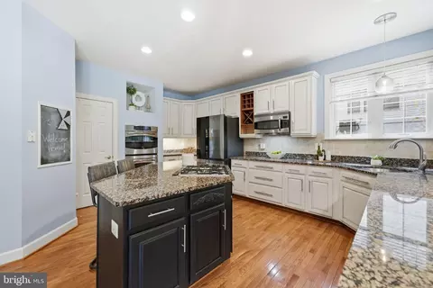 Kitchen - 18620 Kerill Rd, Triangle, VA 22172 photo 3 of 6