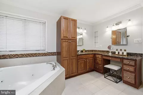 Bath - 18620 Kerill Rd, Triangle, VA 22172 photo 2 of 9