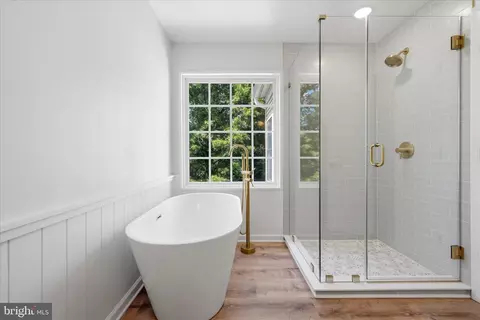 Bath - 8972 Benchmark Ln, Bristow, VA 20136 photo 4 of 8