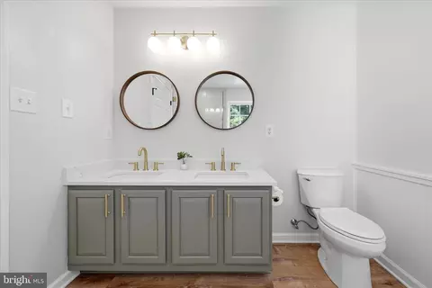 Bath - 8972 Benchmark Ln, Bristow, VA 20136 photo 6 of 8