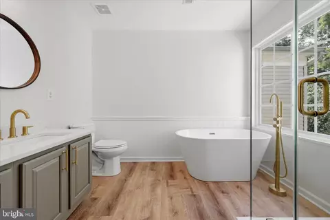 Bath - 8972 Benchmark Ln, Bristow, VA 20136 photo 2 of 8