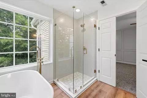Bath - 8972 Benchmark Ln, Bristow, VA 20136 photo 3 of 8