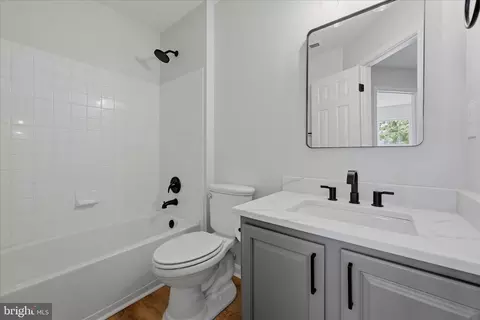 Bath - 8972 Benchmark Ln, Bristow, VA 20136 photo 7 of 8