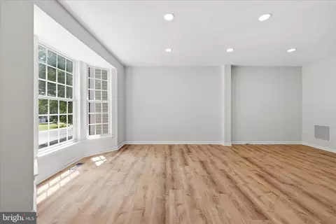 Living - 8972 Benchmark Ln, Bristow, VA 20136 photo 1 of 6